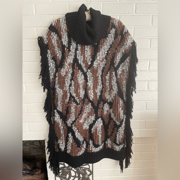 BCBGMAXAZRIA turtle neck tunic w/fringe. Woven beautiful, dramatic. EUC - Picture 1 of 7